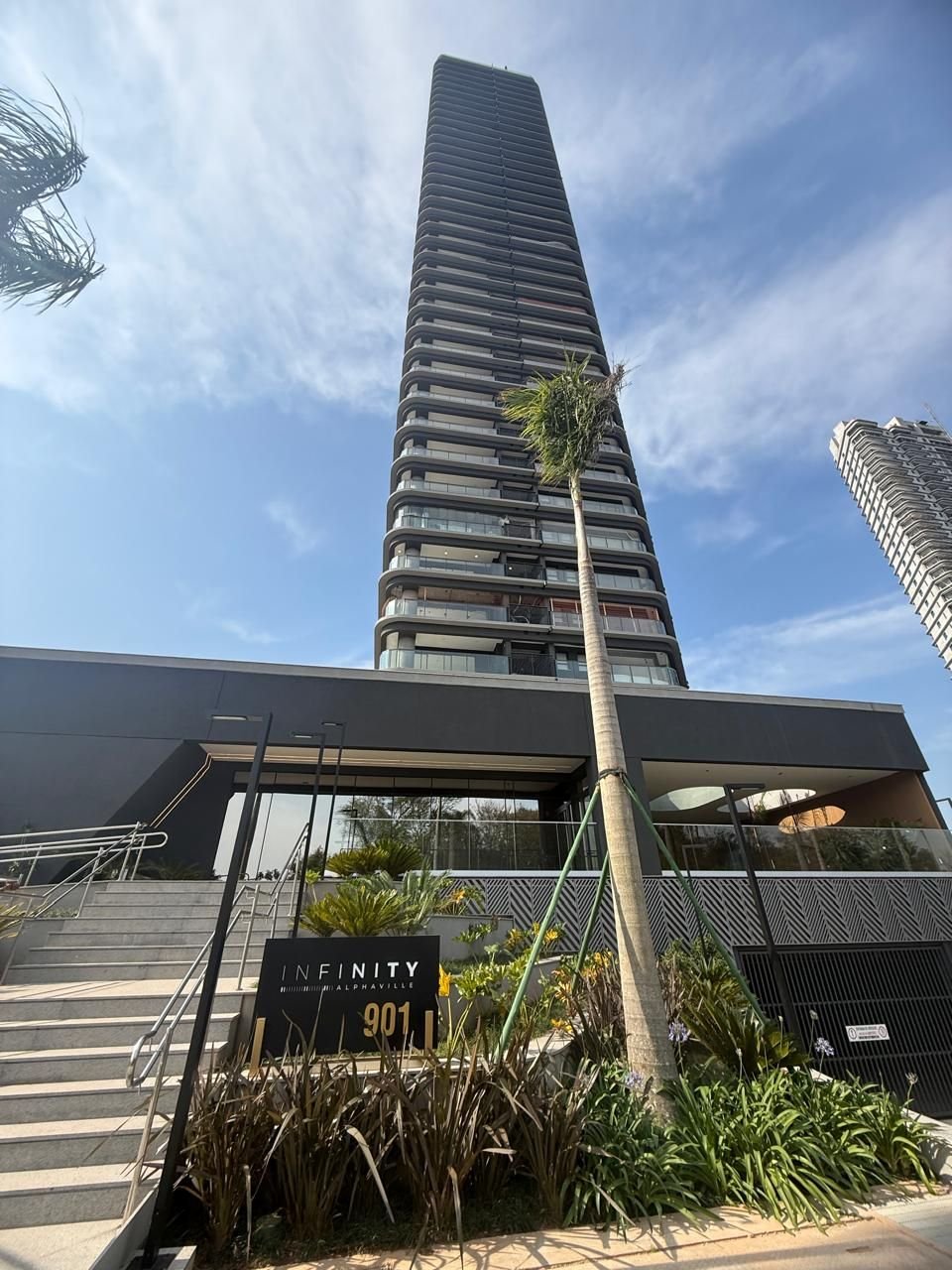 Foto real da torre do Infinity Alphaville, com a placa do número 901 na entrada