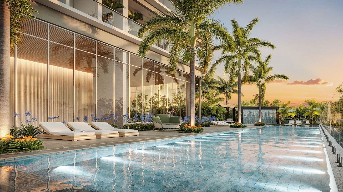 Piscina externa com deck e palmeiras